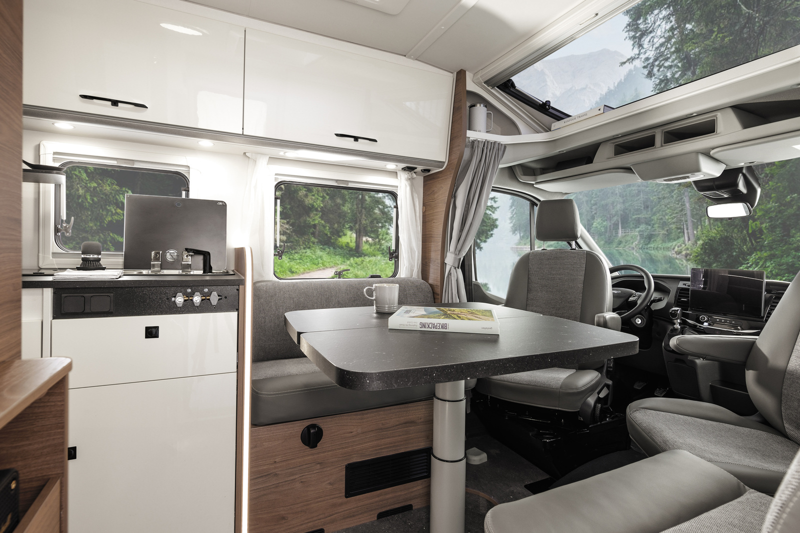Innenraum des Corigon Wohnmobils – modernes, klares Design für 2025