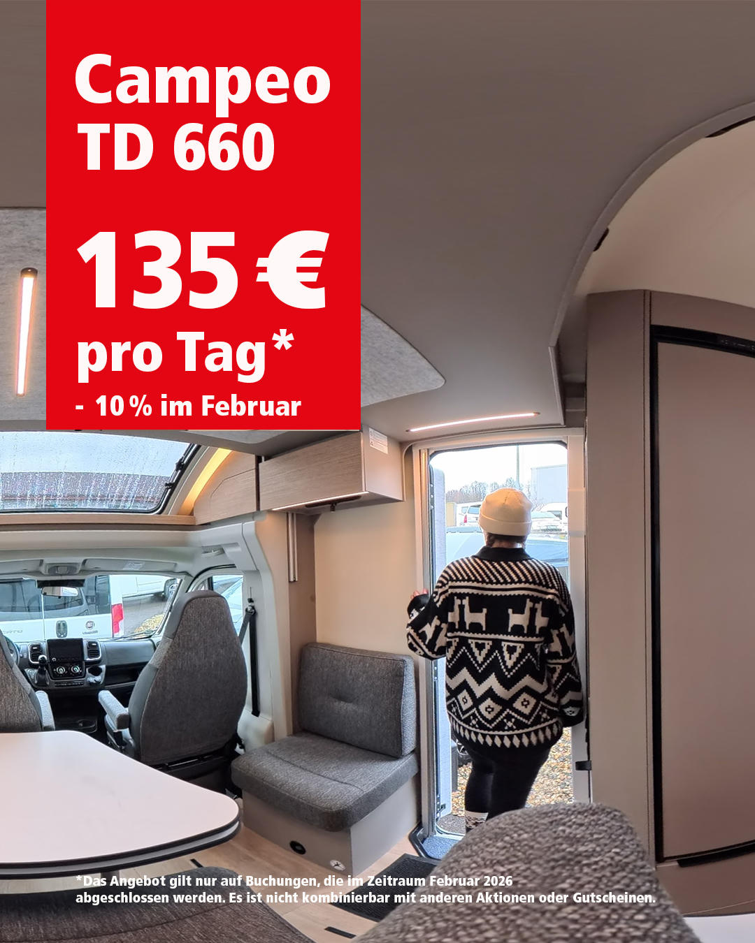 Wohnbereich des Campeo TD 660 Miet-Caravans mit Sitzgruppe und geöffneter Tür bei den CaravanSpezialisten